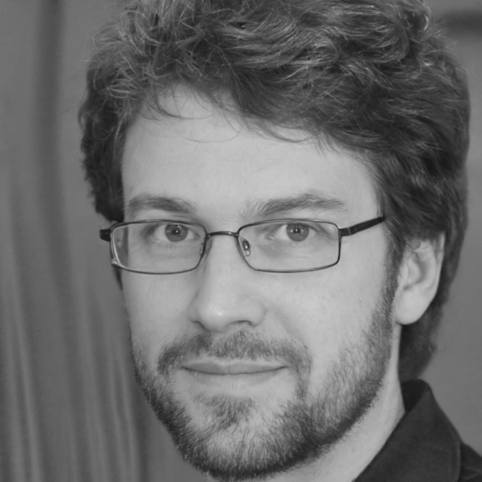 Finanzberater Marek Schneider bei der Beratung